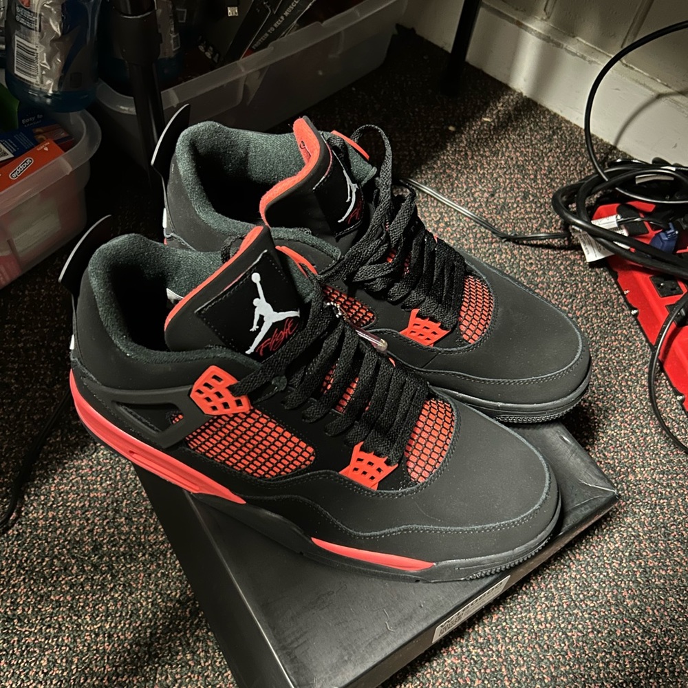 Jordan 4 thunder Red